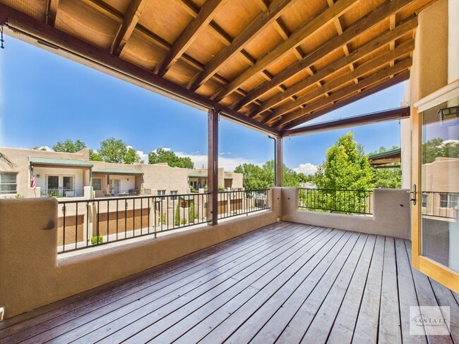 Building Photo - Beautifully Done Custom Built Townhouse wi...
