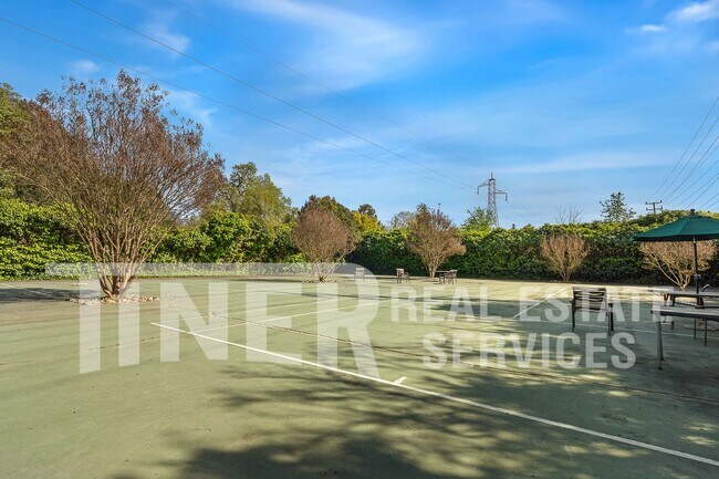 Building Photo - 730 Woodside Ln E