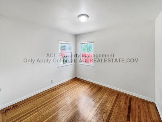 Building Photo - Charming 3-Bedroom Home with Lush Backyard...