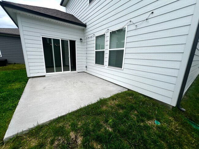 Building Photo - 3 Bed 2.5 Bath House with Garage in Hermitage $2500/mo
