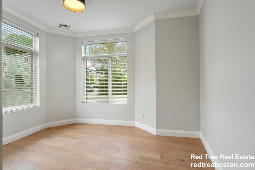 Building Photo - 142 Pleasant St