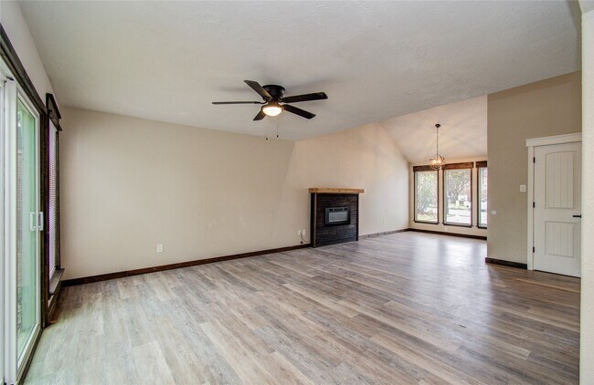 Building Photo - 712 Player Ct