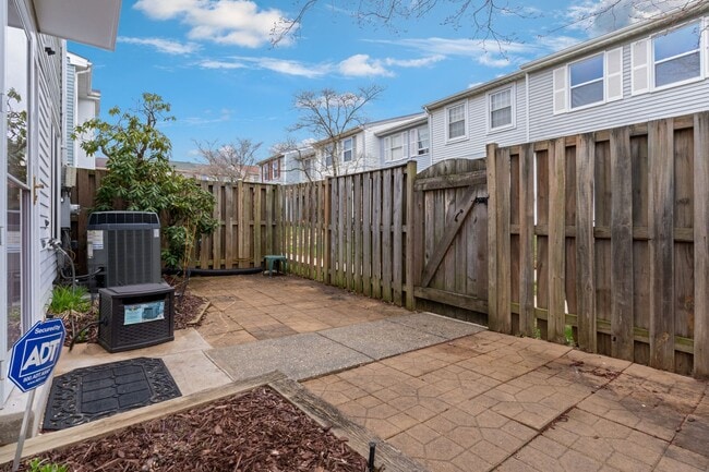 Building Photo - Stunning Silver Spring End Unit TH