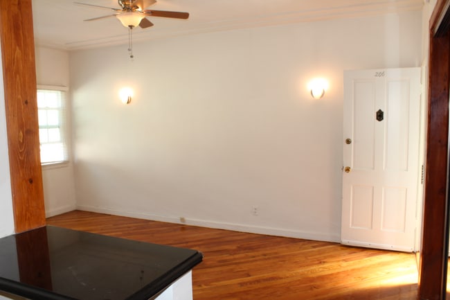 Building Photo - 638 S Cloverdale Ave