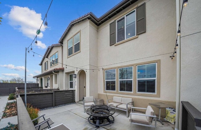 Building Photo - $4,300 - 3 Bed/ 3 Bath Modern Townhome with Loft in Santee