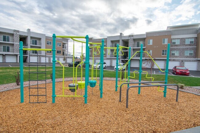 Building Photo - Charming Ashton Model Condo in Vista View:...