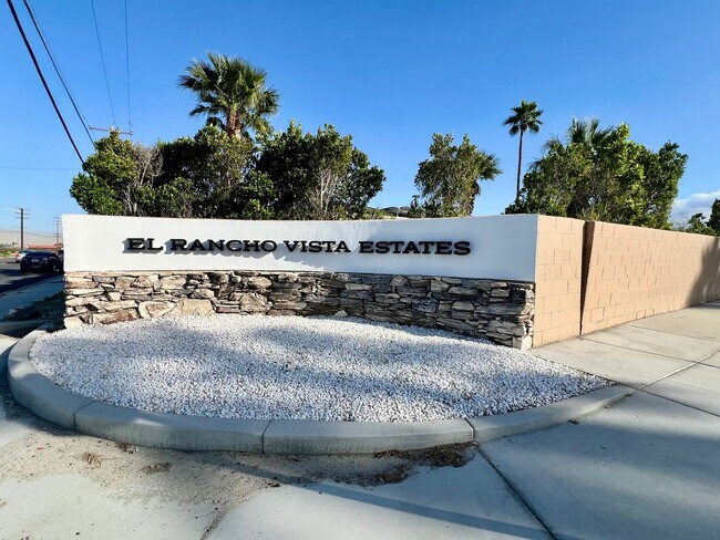 Building Photo - AVAILABLE NOW! 3 Bedroom 2 Bathroom POOL HOME in Palm Springs !