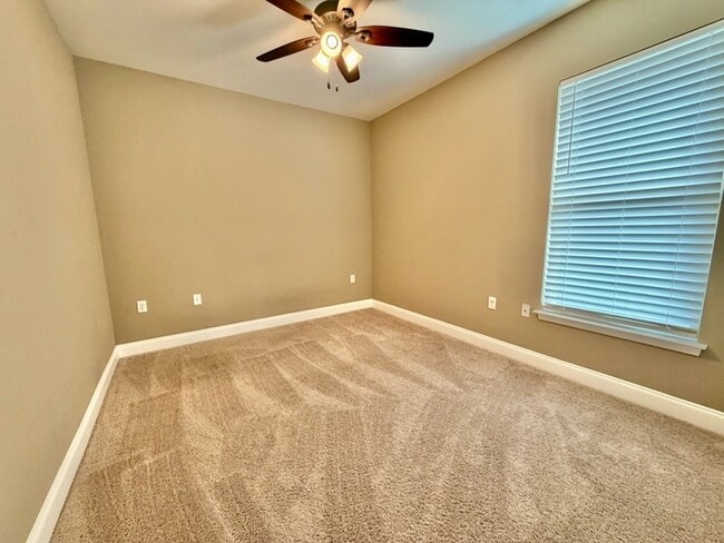 Building Photo - 131 Fetting Ave