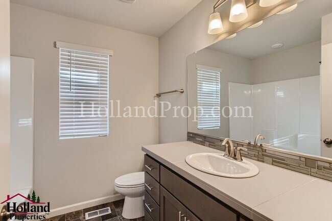 Building Photo - Gorgeous 4 Beds 2.5 Baths Single Family in...