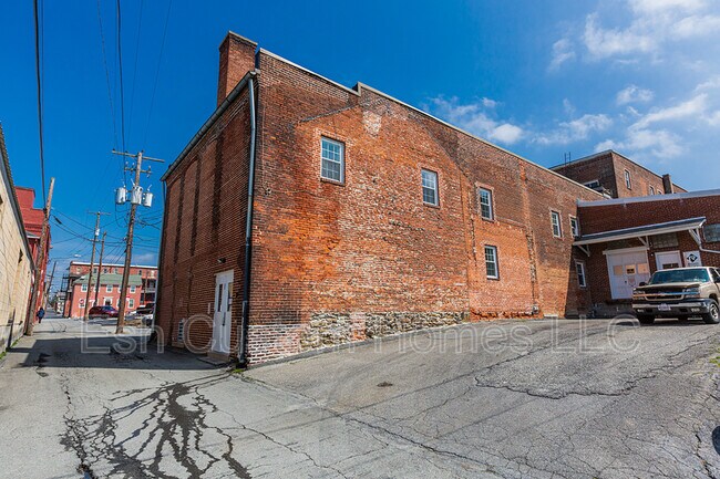 Building Photo - 235 Locust St