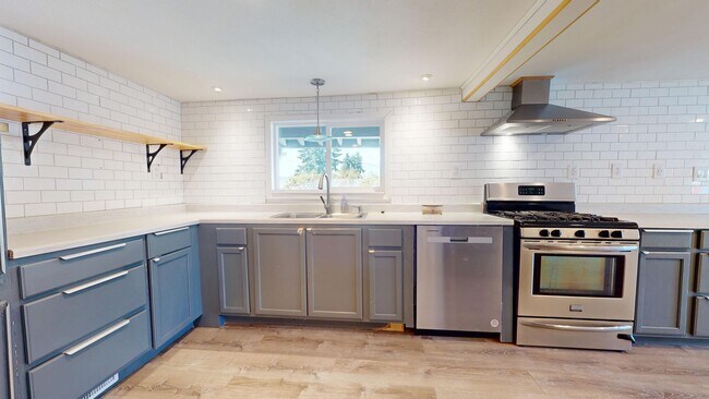 Building Photo - Tracyton 3 Bedroom w/ Tons of Parking & Huge Lot! Avail. 4/15