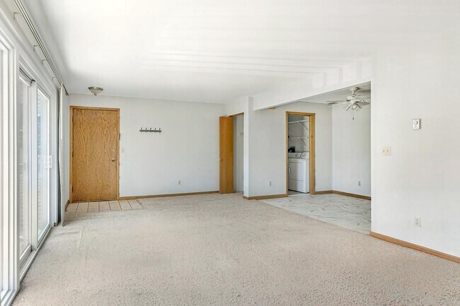 Building Photo - 16 W Klubertanz Dr