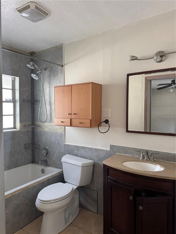 Building Photo - 2223 Village Ct