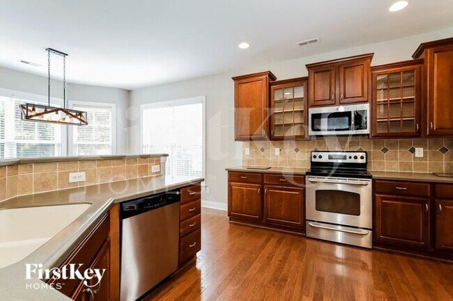 Building Photo - 3040 Scottcrest Way