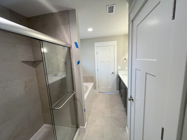 Building Photo - Beautiful, nearly-new 4 bedroom, 2 bath home on a cul-de-sac in the exclusive Lion's Gate neighbo...