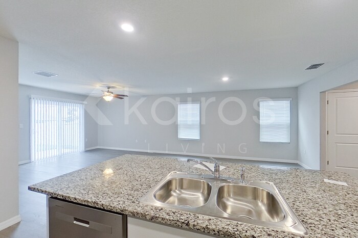 Building Photo - 8651 SW 44th Ct