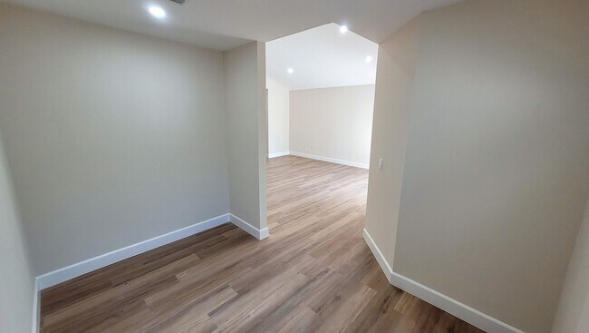 Building Photo - Beautifully Remodeled 3 Bed 3 Bath Townhou...