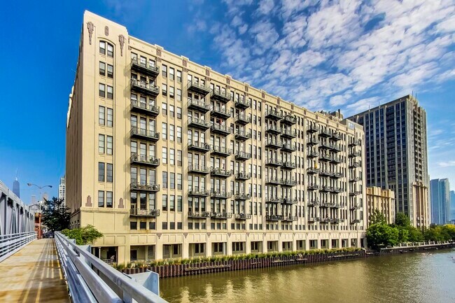 Building Photo - 758 N Larrabee St
