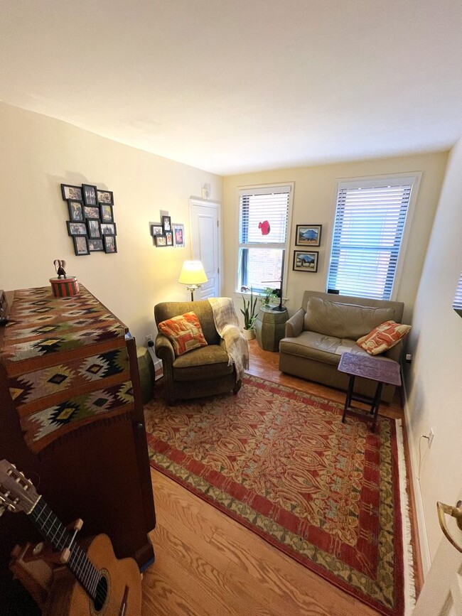 Building Photo - Luxurious living in Penn Quarter