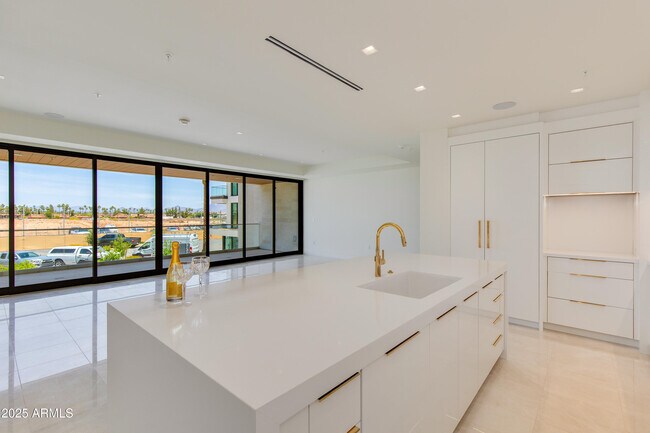Building Photo - 6587 N Palmeraie Blvd