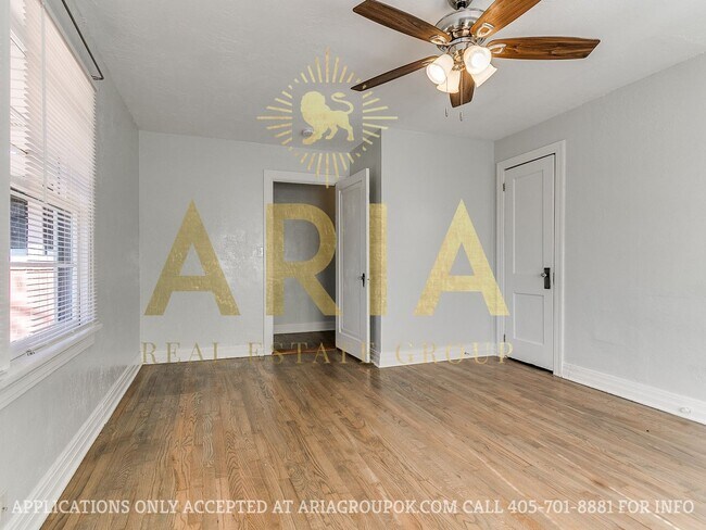 Building Photo - COMING SOON! 2 Bed/2 Bath Duplex Super Clo...