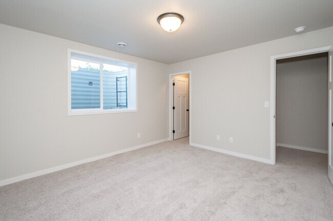 Building Photo - 4 Bed 3 Bath Single Family Home
