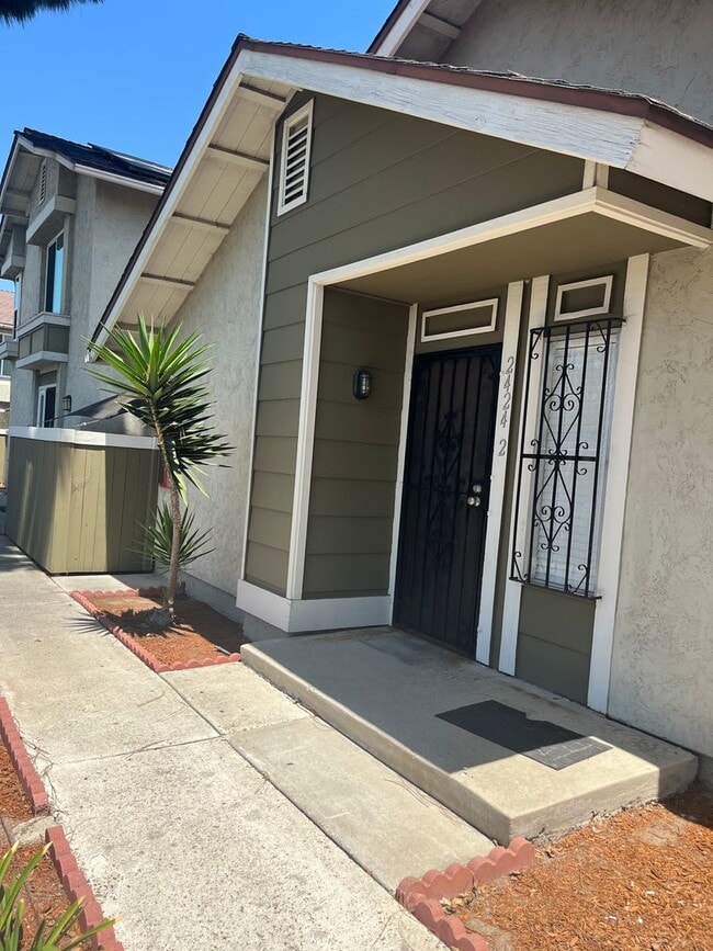 Primary Photo - Beautiful 2 Bedroom/1 Bath Floor Level Rem...