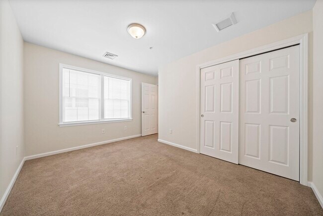 Building Photo - 285 Lake St