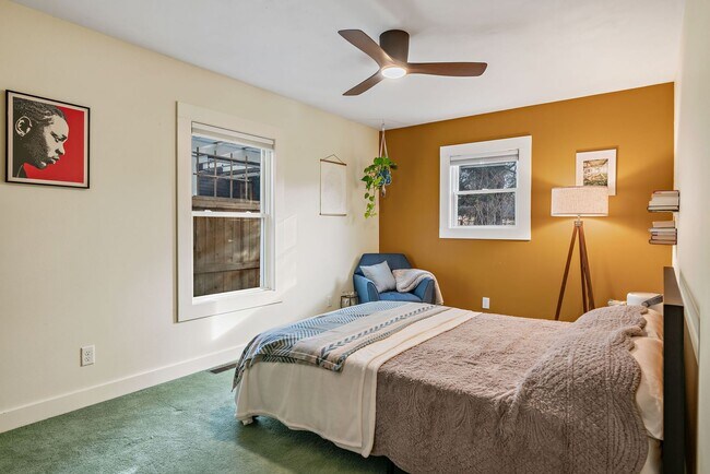 Building Photo - Charming Downtown Home!