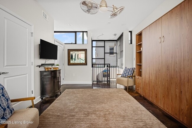 Building Photo - 604 S 3rd St