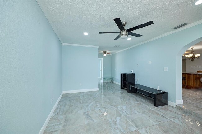 Building Photo - 6804 N Hubert Ave