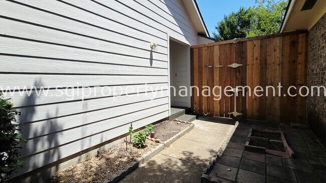 Building Photo - 2408 Centaurus Dr