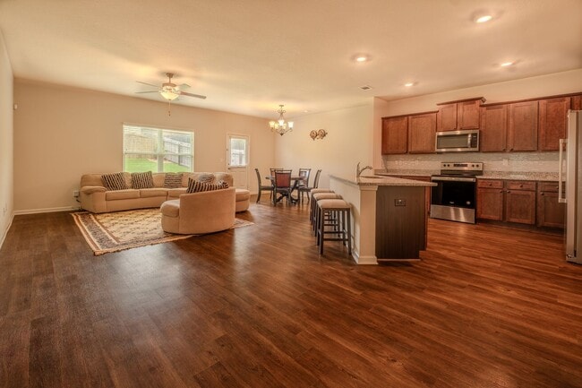 Building Photo - Move-In Ready 3BR Home | $2,100 with Lawncare or $2,000 Tenant Maintained