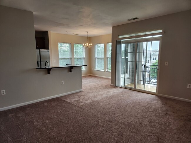 Building Photo - Bright Two Bedroom Condo