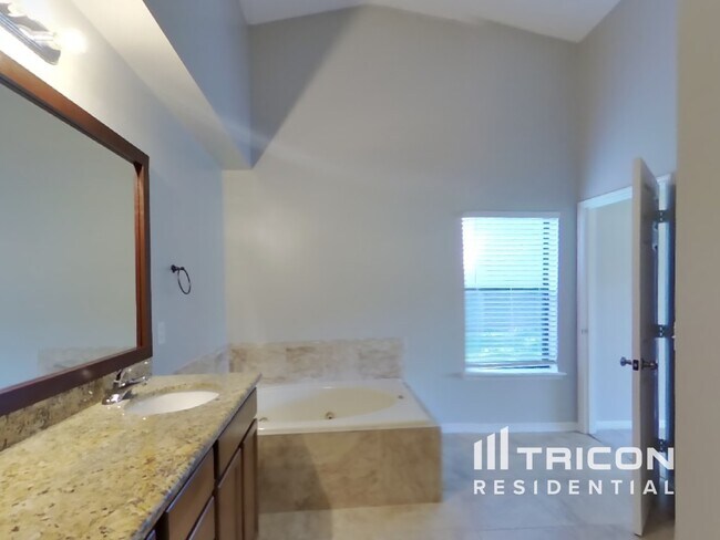 Building Photo - 8808 Mountain Lake Dr S