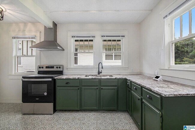 Building Photo - Charming Craftsman Bungalow in South East ...