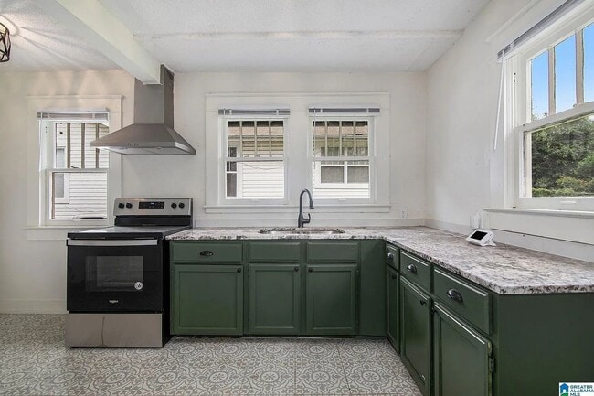 Building Photo - Charming Craftsman Bungalow in South East Lake