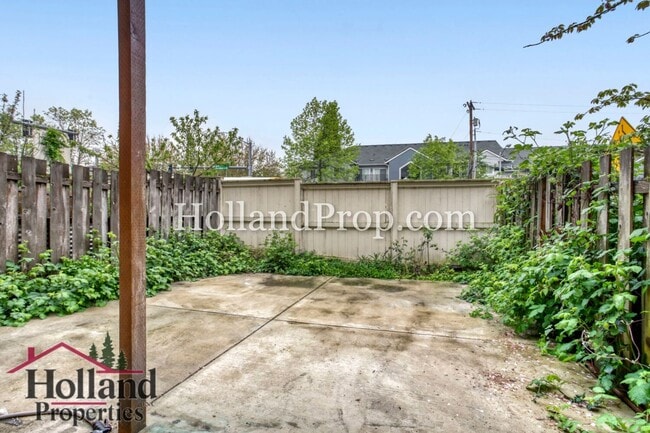 Building Photo - Beautifully Remodeled Beaverton Townhouse!