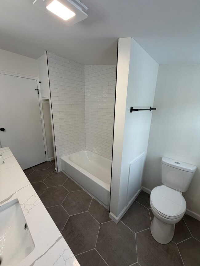 Building Photo - Beautifully Renovated 3/2 in Huge Lot