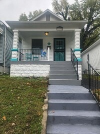 Building Photo - Beautiful 2 bedroom 1 bath renovated home with washer/dryer hookups!