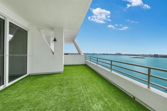 Building Photo - 555 NE 34th St