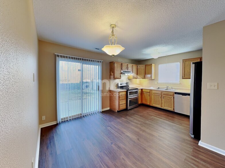 Building Photo - 743 Millbrook Dr