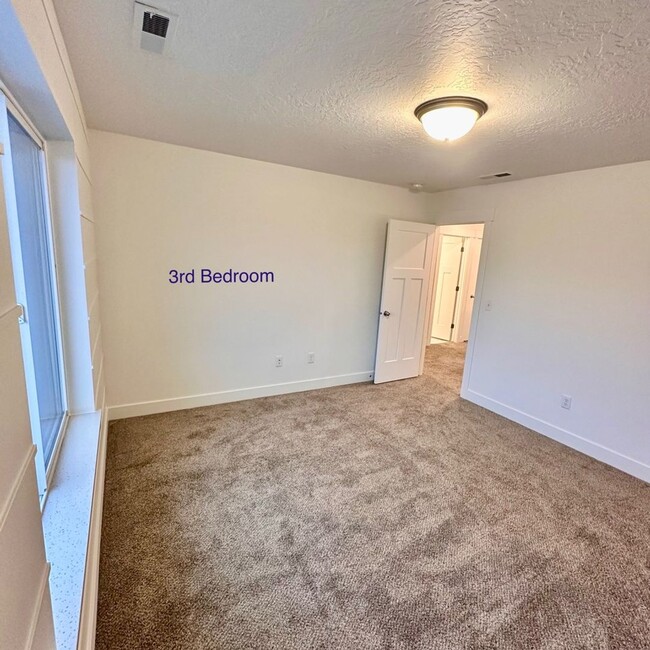 Building Photo - Beautiful townhome walking distance to eve...