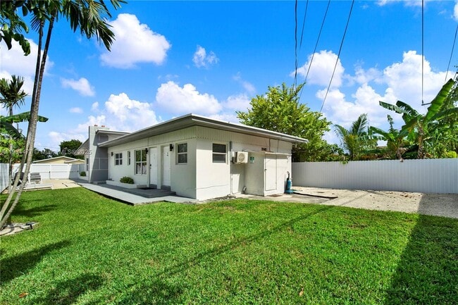 Building Photo - 1236 NE 109th St