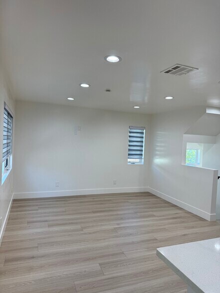 Building Photo - 4271 1/2 Rosewood Ave.