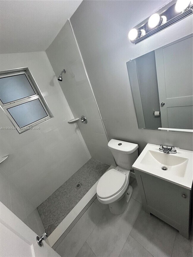 Building Photo - 1740 NW 1st Pl