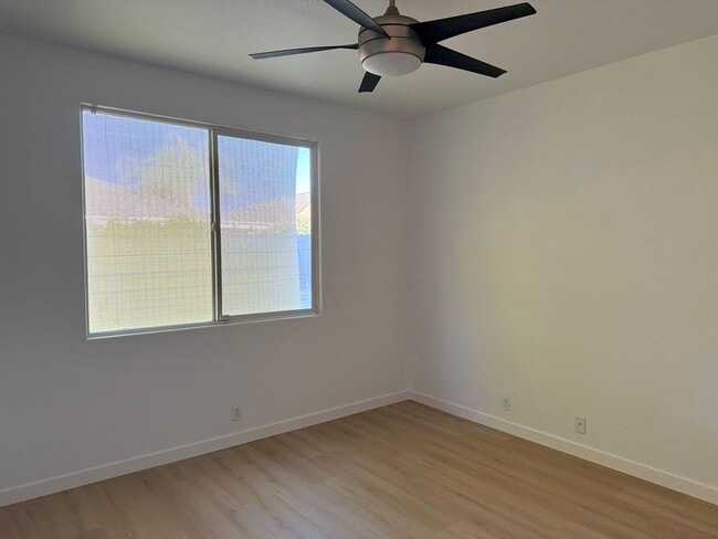 Building Photo - 3 bed 2 bath 2 Car Garage