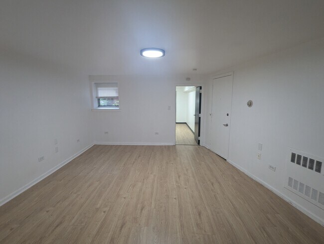 Building Photo - 1457 W Foster Ave