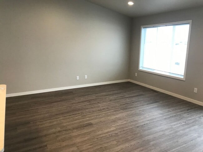 Building Photo - 4 Bed 3 Bath Single Family Home