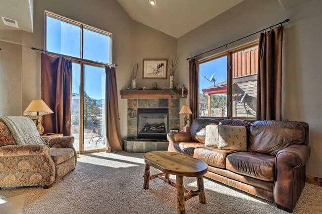 Primary Photo - 400 Paintbrush Ter